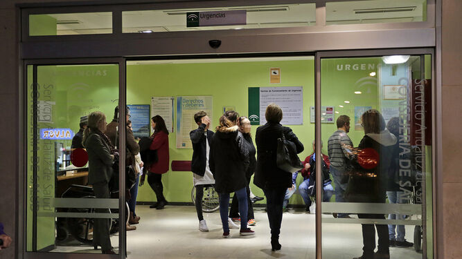 Un buen número de pacientes espera su turno en las Urgencias del Hospital Puerta del Mar.