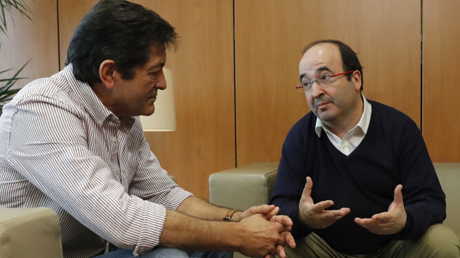 El presidente de la gestora del PSOE, Javier Fernández, y el líder del PSC, Miquel Iceta, en una reunión en noviembre.