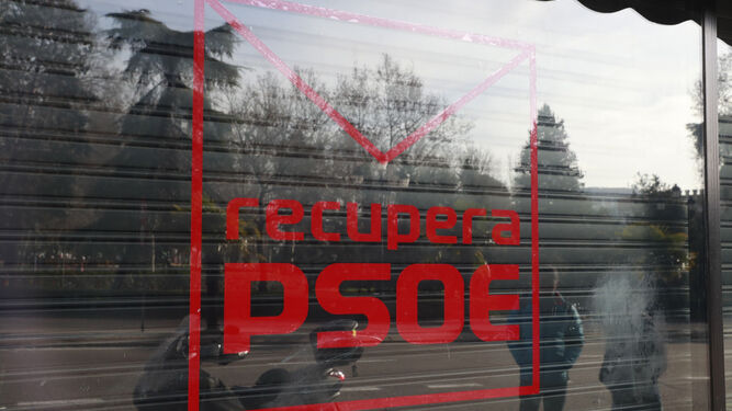 Entrada de la oficina alquilada por los críticos de la plataforma Recupera PSOE en la calle Ferraz.