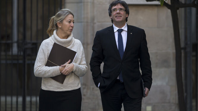 Puigdemont, acompañado por Munté, ayer antes de la reunión del 'Govern'.