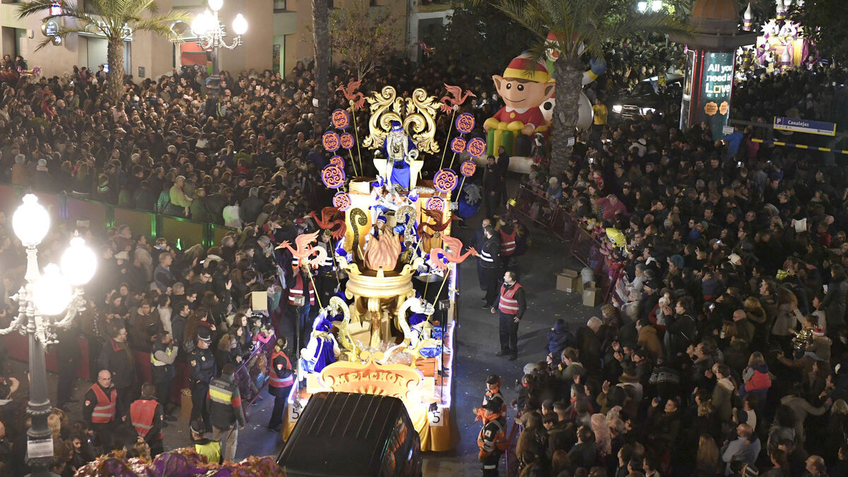 El público se agolpa en San Juan de Dios para ver a los Reyes Magos.
