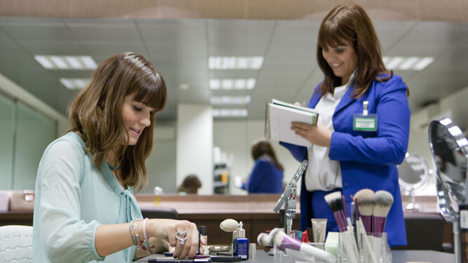 Una cliente prueba productos cosméticos en un centro de coinnovación de Mercadona en Valencia.