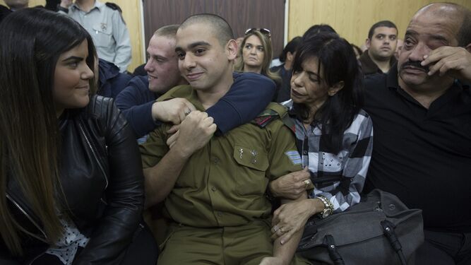 El soldado Elor Azaria esperaba ayer junto a su familia la lectura de la sentencia en el tribunal militar de Tel Aviv.