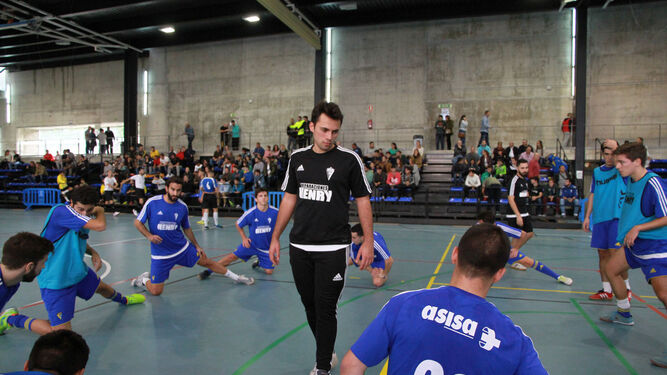 Ejercicios físicos de la plantilla del Cádiz CF Virgili durante un entrenamiento.