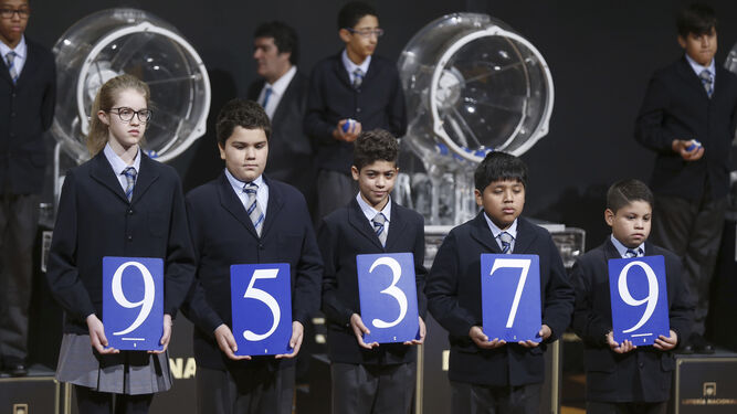 Los niños muestran el número agraciado con el segundo premio en El Niño