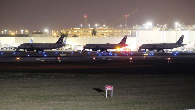 Varios aviones parados en la pista del aeropuerto de Florida.