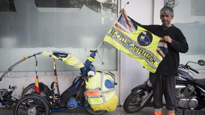 El británico Martin Hutchinson posa con su bicicleta delante de la sede del Diario el pasado miércoles.