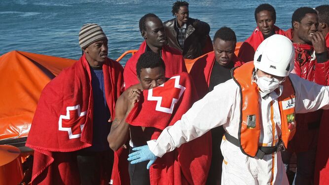 Varios inmigrantes llegan al puerto de Tarifa tras ser rescatados en alta mar.
