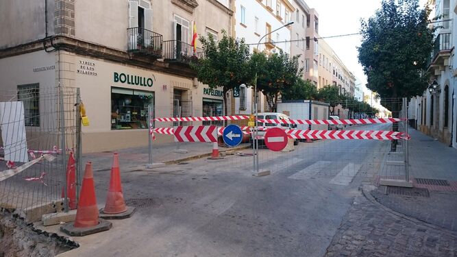 Una imagen del tramo final de la calle Larga, acotado ya para las obras en la tarde de ayer.