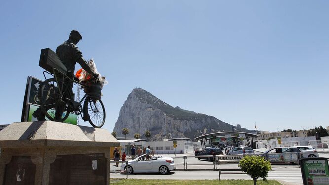 La estatua en homenaje al trabajador español en Gibraltar, justo delante de la Aduana con el Peñón al fondo.