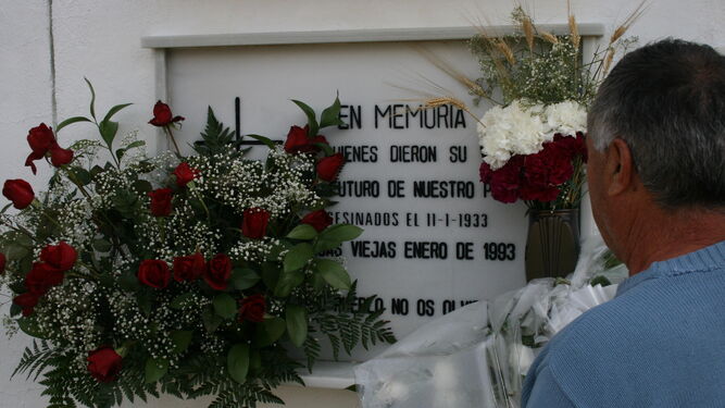 La Corporación cumplirá con la tradición de colocar un ramo de rosas rojas en el nicho situado en el cementerio.