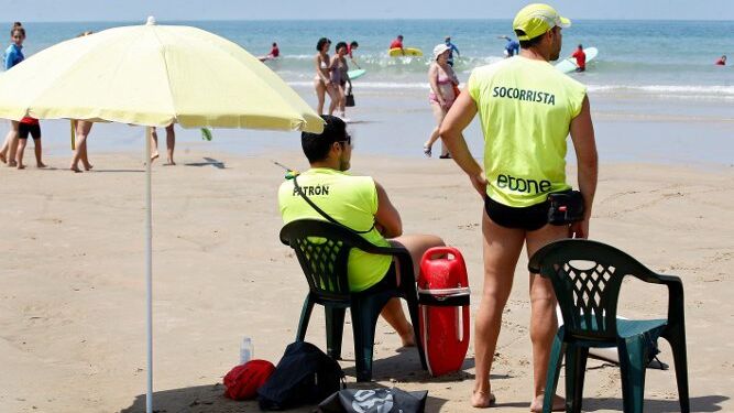 El servicio de socorrismo y salvamento de las playas es uno de los que el Ayuntamiento pretende municipalizar.