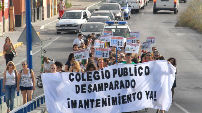 Protesta de padres de alumnos de los antiguos colegios de Defensa que se produjo en mayo de 2015, coincidiendo con las elecciones municipales.