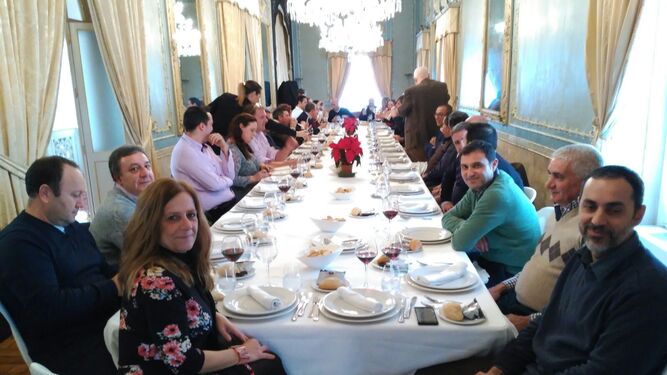Los compañeros de José Antonio Sánchez, durante el almuerzo, servido por el catering del Grupo Vélez, en el Casino Gaditano.