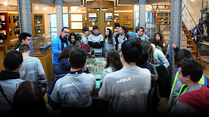 Un grupo de alumnos, ayer en el Museo El Dique de Navantia Puerto Real.