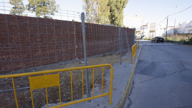 Obras de remodelación en un tramo de la calle Batalla del Ebro.