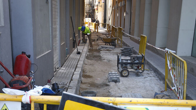 Un operario trabaja en las obras de la calle Rubio y Díaz.