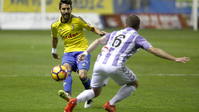 Carpio golpea el balón enfrente de Balbi, jugador del Valladolid.