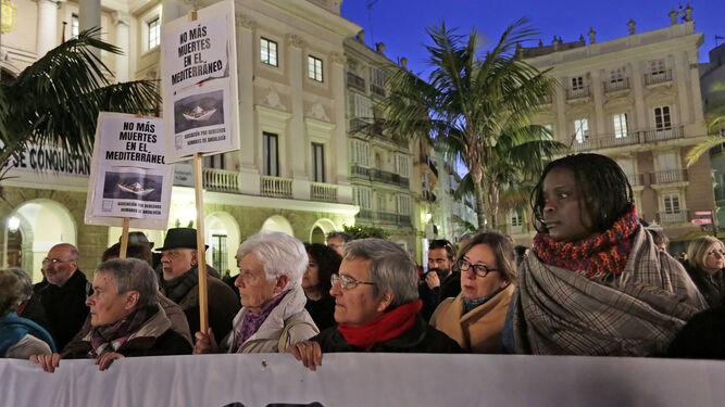 Un momento de la concentración convocada ayer en Cádiz por la Apdha.