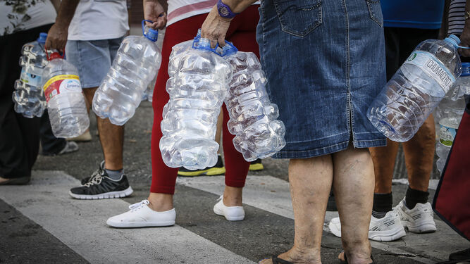 Una cola de vecinos de Loreto se disponen a recoger agua de las cubas que se dispusieron en 2014 durante el corte de suministro.