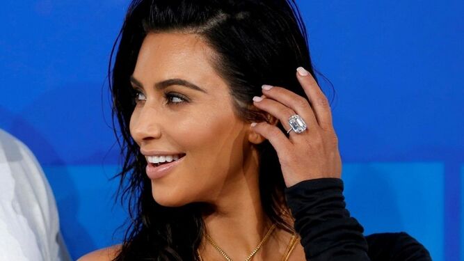 Kim Kardashian, luciendo uun lujoso anillo en su dedo.