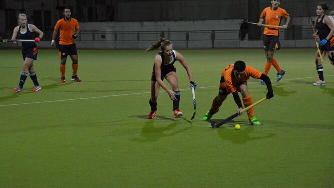 Un lance del partido entre el CH San Fernando y la selección femenina de Holanda disputado el pasado martes.