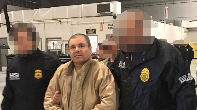 El Chapo es guiado por dos agentes de la DEA