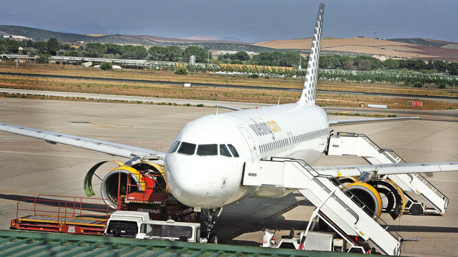Un avión de la compañía Vueling, en el aeropuerto de Jerez en una imagan de archivo.