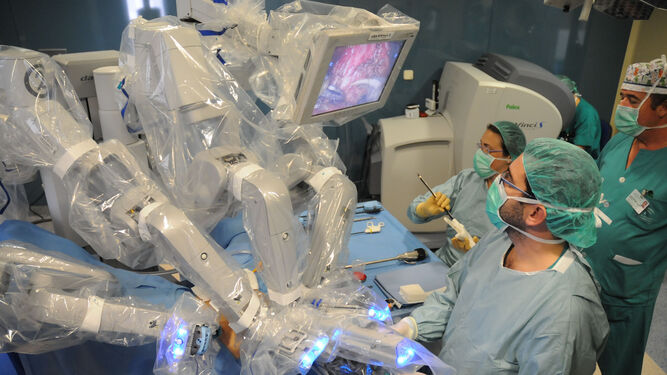 Un equipo de profesionales, durante una operación asistida por un robot quirúrgico.
