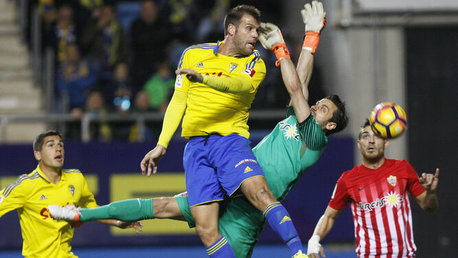 Ortuño salta a la vez que el portero del Almería para intentar cabecear el balón.