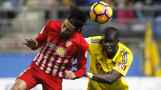Sankaré trata de impedir que Chuli cabecee el balón en un lance del partido contra el Almería.