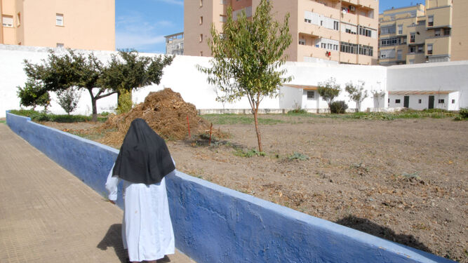 Una de las religiosas, paseando por el huerto del desaparecido convento de La Isla, poco antes de su marcha.