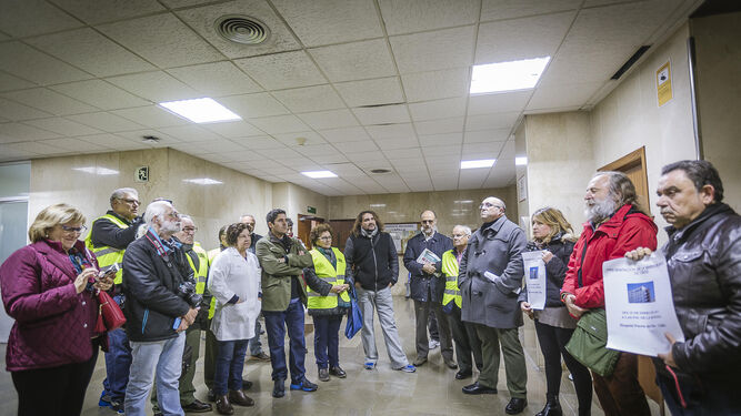 Miembros de la Marea Blanca Gaditana en el vestíbulo del Hospital Puerta del Mar, antes de ser invitados a abandonar el recinto.