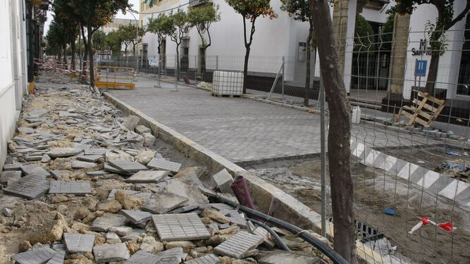 Una imagen de las obras de la calle Larga, donde ya se están levantando las antiguas aceras.