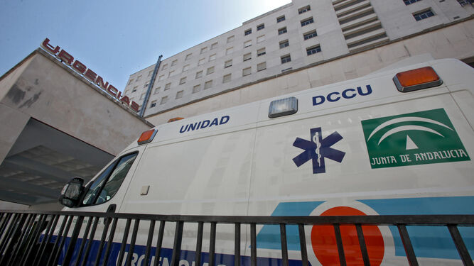 Una ambulancia llegando al Hospital Puerta del Mar.