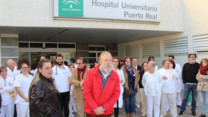 Integrantes de la Marea Blanca a las puertas del Hospital de Puerto Real.