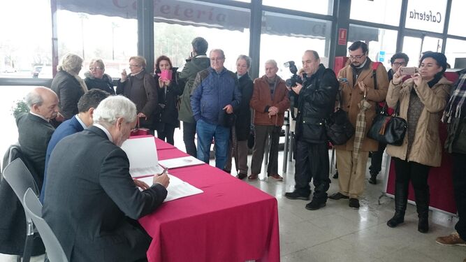 La firma del acta de cesión se celebró en la cafetería de la estación de trenes, con la presencia de los vecinos de la plataforma 'Por un Puerto digno'.