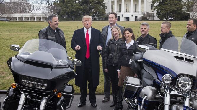 Trump conversó ayer con el director ejecutivo de Harley Davidson, Matthew Levatich (izq.), y otros directivos y miembros de los sindicatos frente a la Casa Blanca.