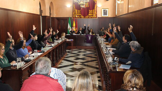 Una de las votaciones que ayer se realizaron en el pleno del Ayuntamiento de Puerto Real.