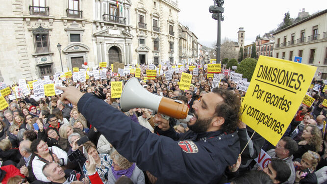 El médico Jesús Candel, 'Spiriman', ayer, en su protesta frente a la sede del Tribunal Superior de Justicia de Andalucía (TSJA), en Granada.