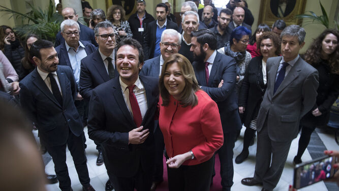 José María González y Susana Díaz sonríen antes de la reunión.
