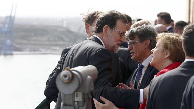 Mariano Rajoy saluda ayer a Angela Merkel en La Valeta.