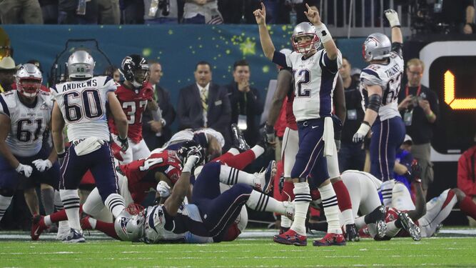 Tom Brady levanta los dedos después de que Danny Amendola anotara la conversión de dos puntos que llevaba el partido a la prórroga.