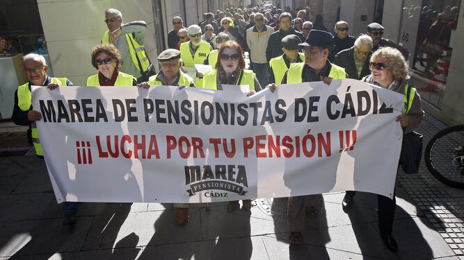 La Marea de Pensionistas durante su protesta por las calles de la ciudad.