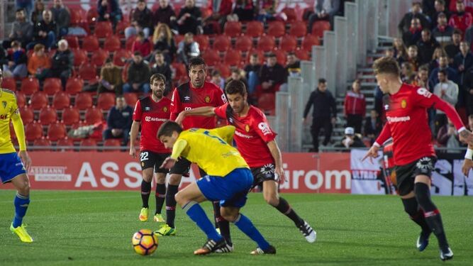 Garrido, rodeado de jugadores del Mallorca en su último partido.