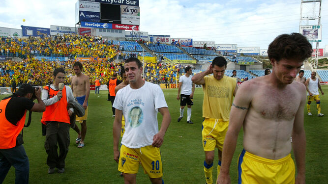 Los jugadores vuelven al vestuario después de salir para aplaudir a la afición tras consumarse el descenso en 2006.