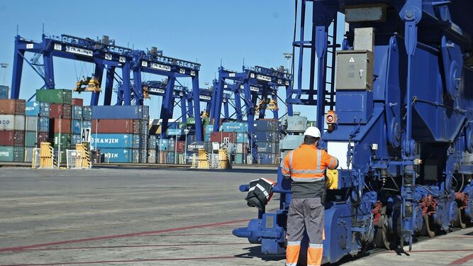 En la imagen, contenedores apilados en el puerto de Algeciras.