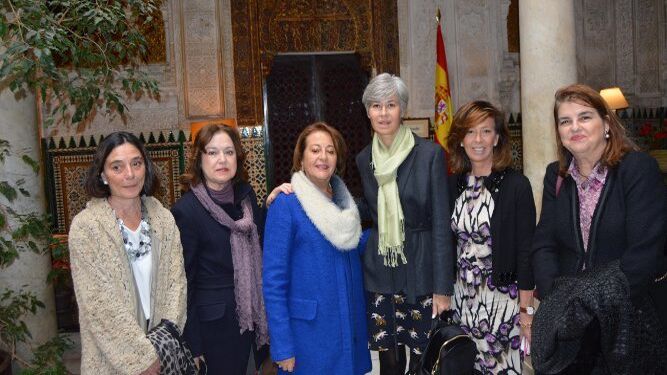 Carmen Torres, Maribel López, Carolina Camacho, Agueda Lahera, Mamen Pérez Aparicio y Concha Peláez.