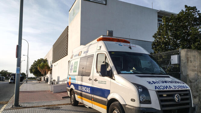 Imagen de una ambulancia frente al Centro Periférico de Especialidades de La Longuera.
