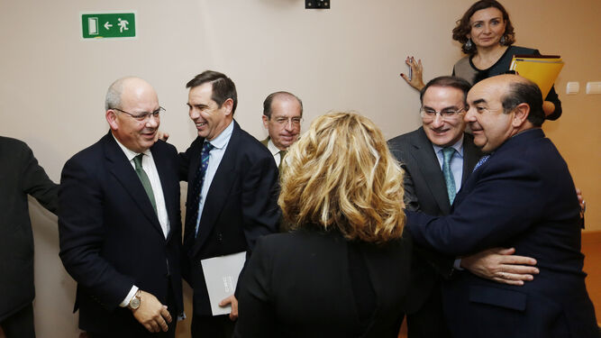 Javier Sánchez Rojas, a la izquierda, recibe felicitaciones tras su reelección. A la derecha el presidente de la CEA y Manuel Vázquez Gavira, de Asaja.